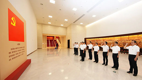 北汽集團(tuán)領(lǐng)導(dǎo)班子參觀“‘不忘初心、牢記使命’ 中國(guó)共產(chǎn)黨歷史展覽”并重溫入黨誓詞